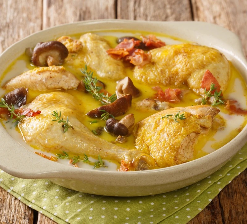Poulet au vin jaune et champignons